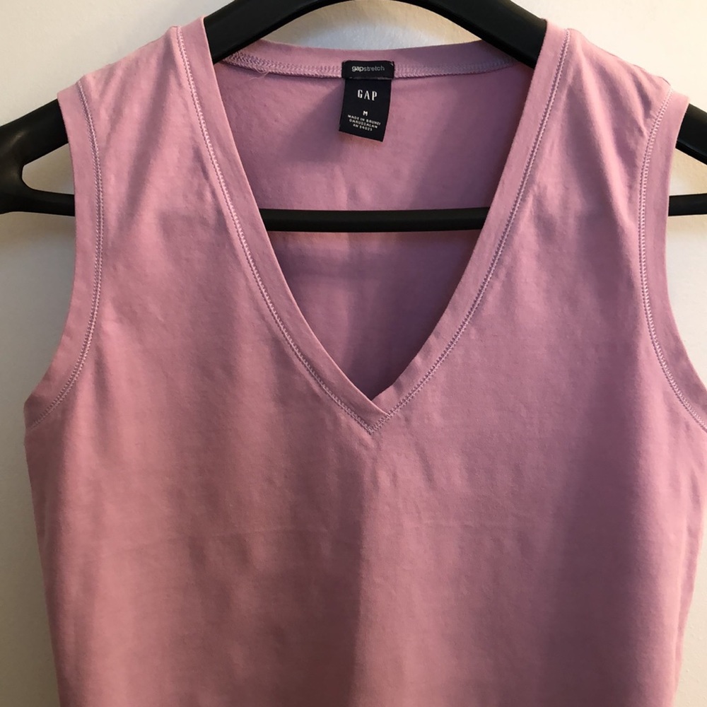 Sale🎈3/$20 EUC GAP Stretch Lavender Cotton Blend V-neck Top size M